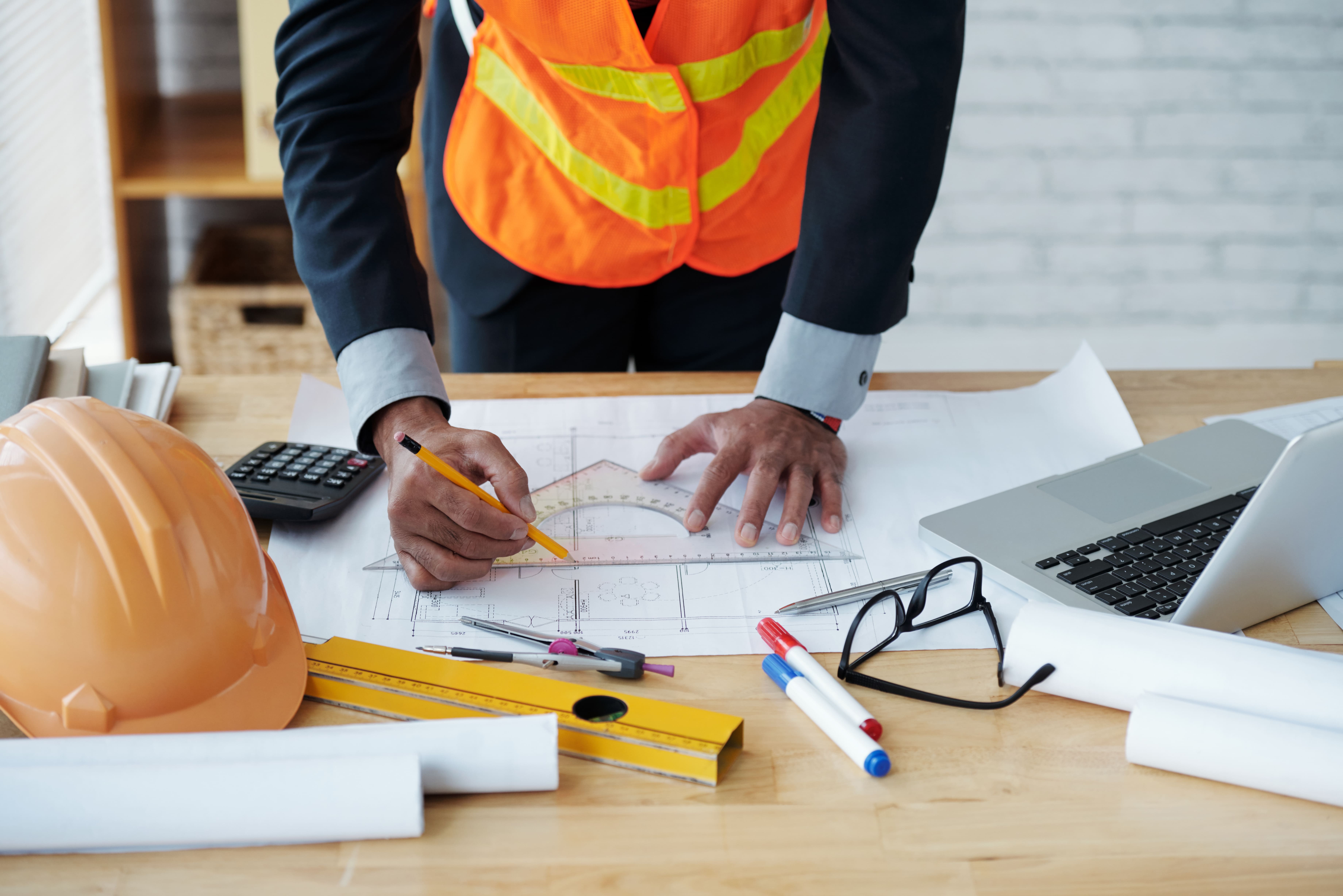 Chantier de construction avec équipements BTP professionnels Agtransport